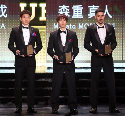 Jリーグアウォーズベストイレブンに選出された、左から東京DF森重、DF室屋、横浜DFチアゴ・マルチンス（撮影・垰建太）
