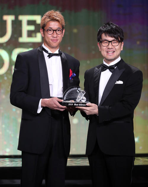 Jリーグアウォーズベストイレブンに選出された東京GK林（左）はプレゼンターの土田晃之と笑顔で写真に納まる（撮影・垰建太）