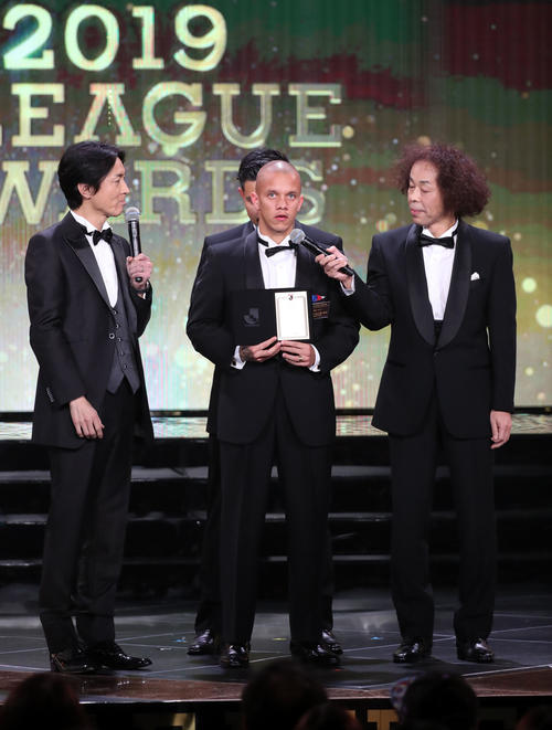 Jリーグアウォーズで得点王となった横浜FWマルコス・ジュニオール（中央）は受賞の喜びを語る（撮影・垰建太）