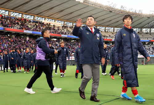 東京の長谷川健太監督（右から2人目）