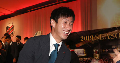 2019コンサドーレ札幌感謝の集いで関係者と談笑する石川（撮影・黒川智章）