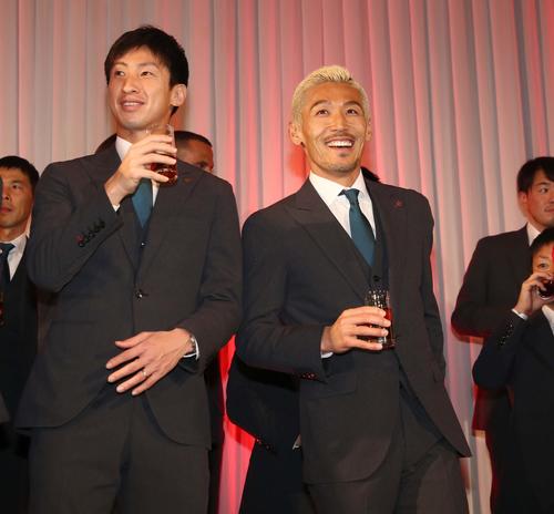 2019コンサドーレ札幌感謝の集いで乾杯し笑顔の石川（左）と菅野（撮影・黒川智章）
