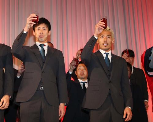 2019コンサドーレ札幌感謝の集いで乾杯する石川（左）と菅野（撮影・黒川智章）