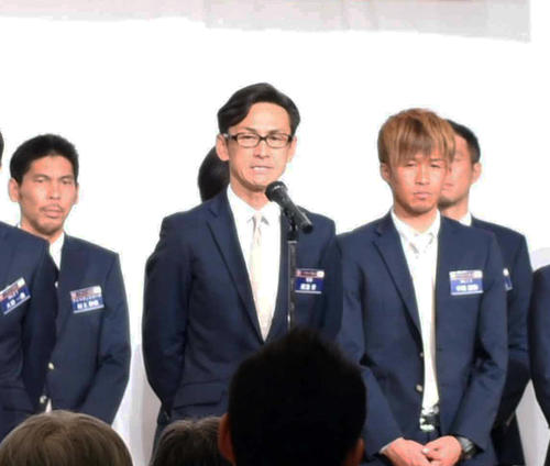 パーティーであいさつする仙台渡辺監督（中央）（撮影・山田愛斗）