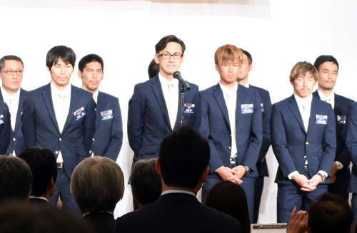 パーティーであいさつする仙台渡辺監督