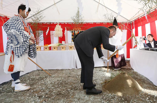 新クラブハウスの地鎮祭で鍬入れを行うJ2山形の相田社長（撮影・野上伸悟）