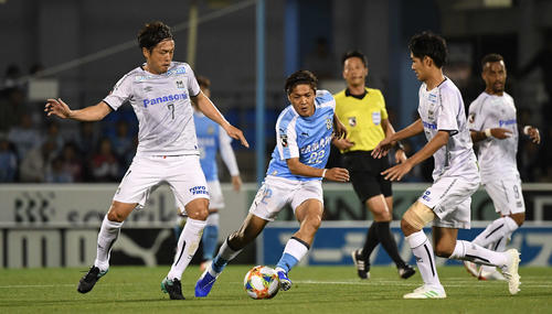磐田FW大久保嘉人（中央）とG大阪MF遠藤保仁（左）（2019年6月15日撮影）