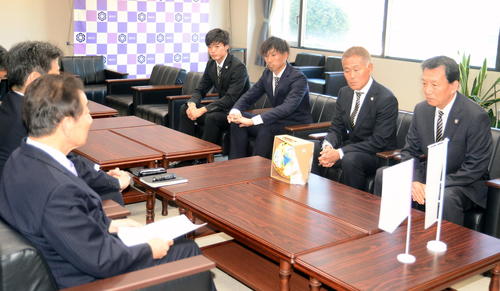 北村市長（左手前）に今季の報告をするJ3藤枝の関係者。右から鎌田代表取締役、石崎監督、GK杉本、DF鈴木