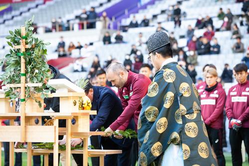 必勝祈願を行った神戸イレブン。中央は玉串を奉納するアンドレス・イニエスタ（C）VISSELKOBE