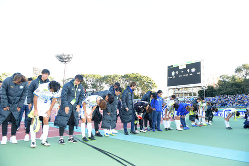 湘南対徳島　J1昇格を逃し肩を落としサポーターへあいさつする徳島イレブン（撮影・横山健太）
