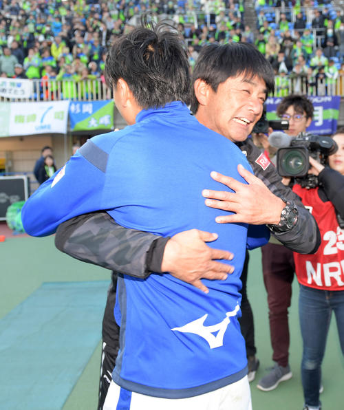 湘南対徳島　試合後、以前湘南に在籍していた徳島MF岩尾（左）と抱き合う湘南・浮島監督（撮影・横山健太）