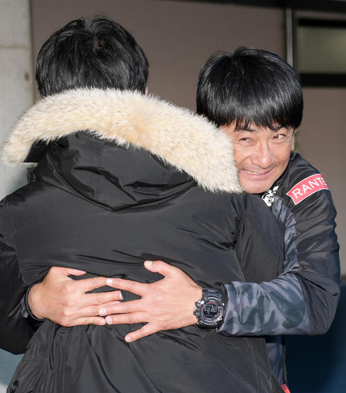 J1残留を決めスタッフと抱き合う湘南浮島監督（右）（撮影・横山健太）