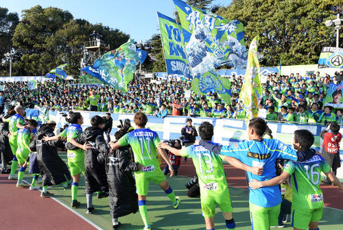 J1残留を決め歓喜する湘南イレブンとサポーター（撮影・横山健太）