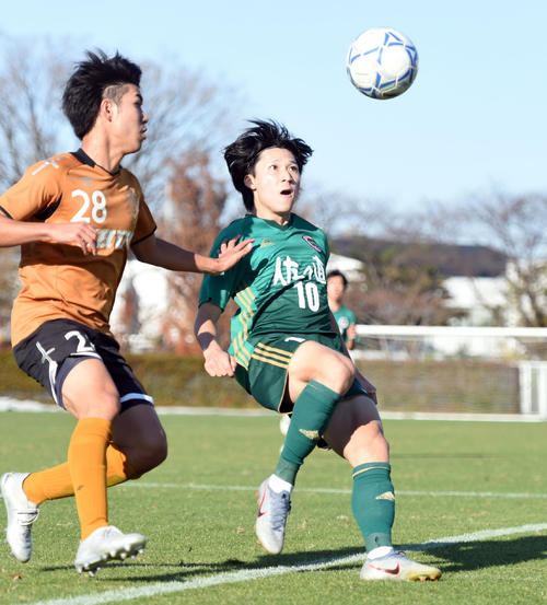 前半、華麗なテクニックを見せる仙台大MF松尾（右）（撮影・山田愛斗）