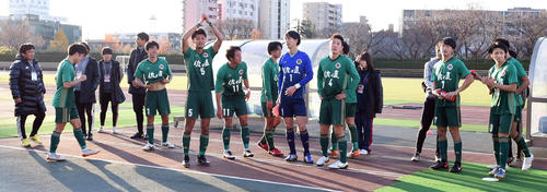 応援席にあいさつする仙台大の選手たち