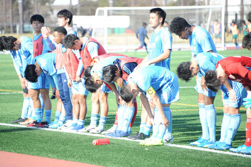 試合終了後、応援席にあいさつをする新潟医療福祉大メンバー