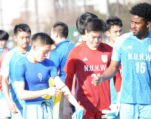 試合終了後、肩を落とす新潟医療福祉大メンバー。悔しそうにキャプテンマークをはずす矢村主将（9番）