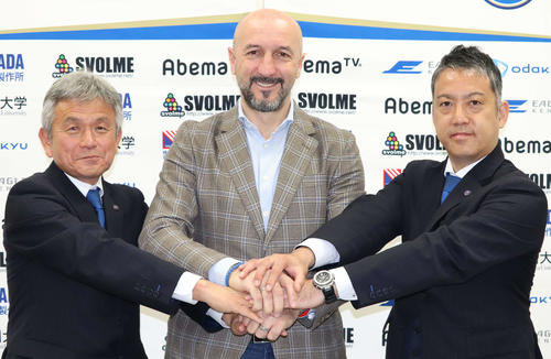 FC町田ゼルビアの、左から唐井直GM、ポポビッチ新監督、大友健寿代表取締役社長（撮影・杉山理紗）
