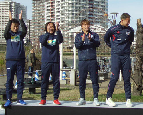 東（左から3人目）が来季、ウォーキング優勝パレード実現に意欲
