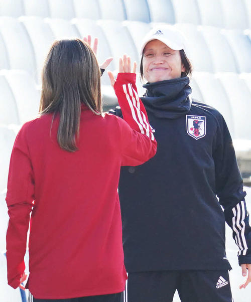 なでしこジャパンの練習で長谷川（左）とハイタッチする高倉監督（撮影・加藤諒）