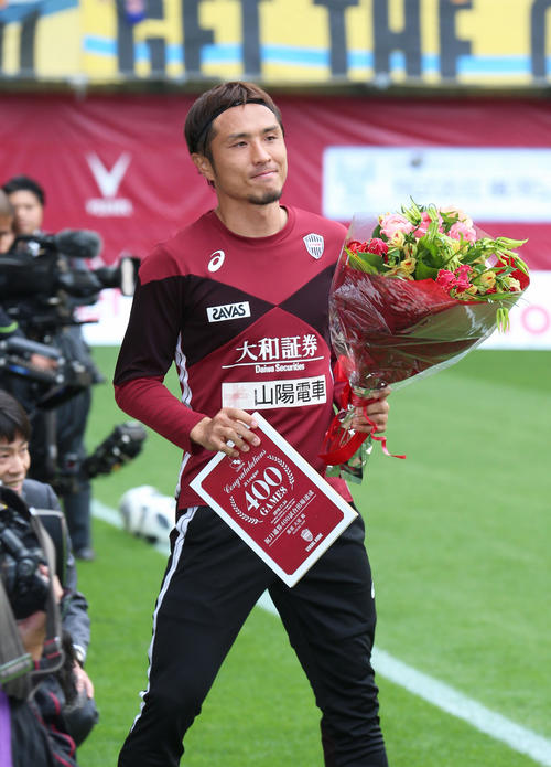 Ｊ１リーグ通算400試合出場をし表彰された神戸ＤＦ那須大亮（2018年12月1日撮影）