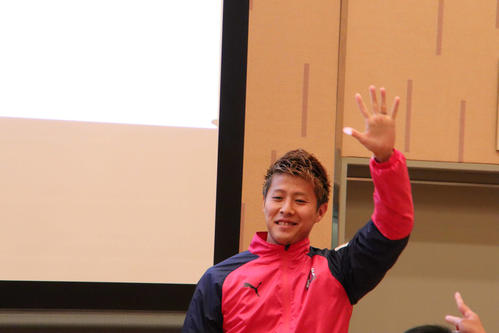 中学生とじゃんけんする柿谷（撮影・南谷竜則）