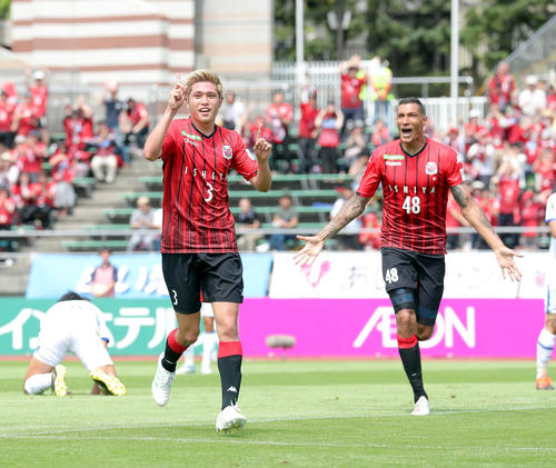 ゴールを決め駆け出す札幌DF進藤（左手前）とFWジェイ（19年7月20日撮影）　