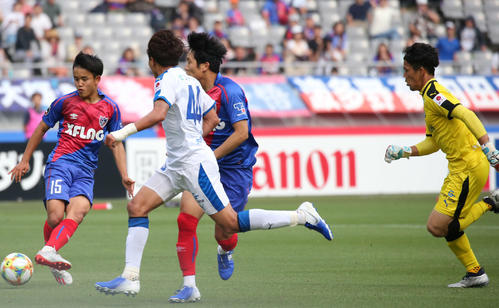 果敢にゴールを飛び出す大分GK高木（右端）（19年6月1日撮影）