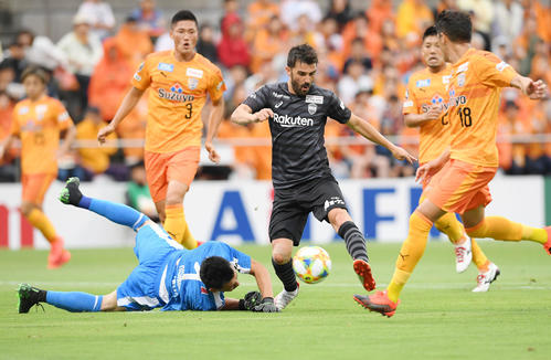 7月、J1神戸戦で、ゴール前でGKをかわして同点ゴールを決める神戸FWビジャ（中央右）
