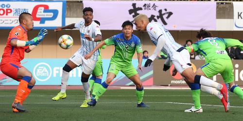 湘南対札幌　前半、頭で合わせた札幌FWジェイ（右から2人目）だったがゴールならず（19年2月23日撮影）