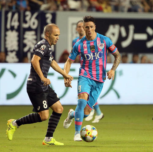 鳥栖対神戸　前半、競り合う鳥栖FWフェルナンドトーレス（右）と神戸MFイニエスタ（19年8月23日撮影）