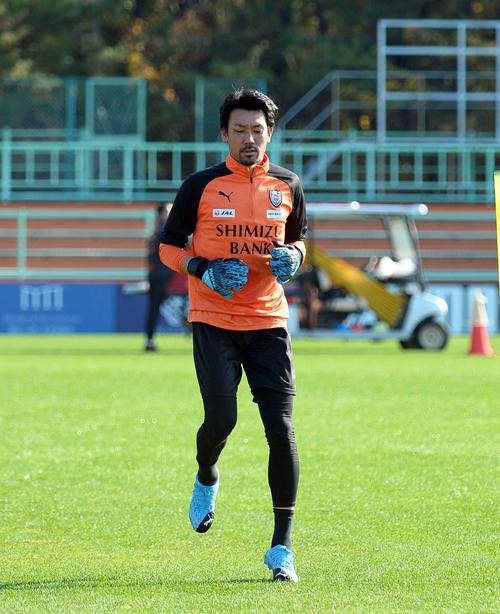 引き締まった表情でウオーミングアップを行う清水GK西部