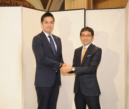 是永社長（左）と固い握手を交わす玉乃GM