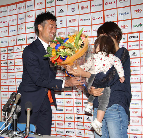 サプライズで登場した家族の花束贈呈にGK野沢は笑顔