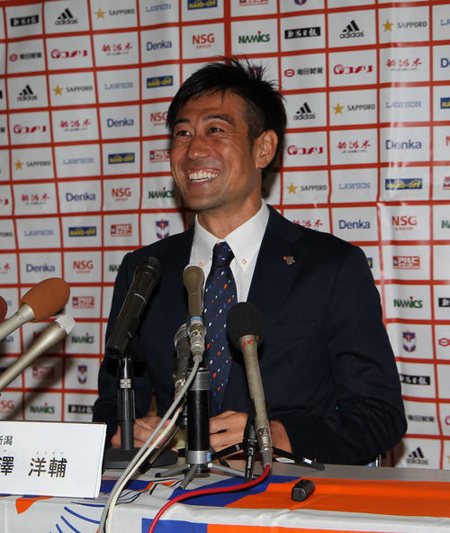 笑顔で引退会見に臨むGK野沢