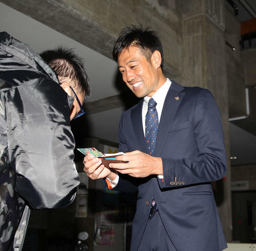 会見に同席したファンと、「名刺お渡し会」で初仕事のGK野沢