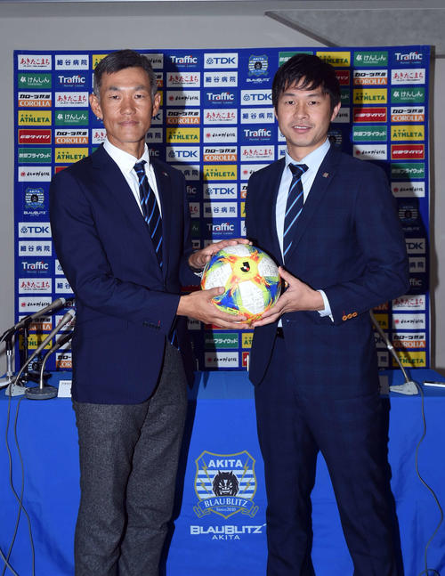 就任会見後に笑顔をみせる、J3秋田吉田監督（左）と岩瀬代表取締役社長兼強化部長（撮影・相沢孔志）