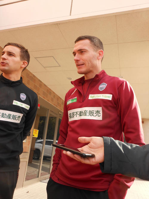 取材に応じる神戸DFフェルマーレン