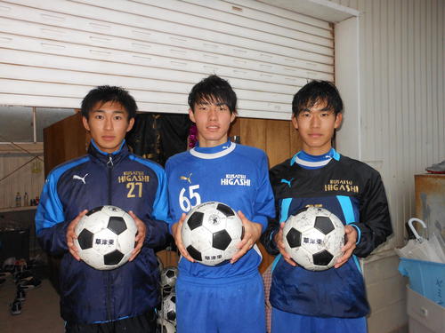 草津東のMF川崎寛太、主将FW渡辺颯太、DF南堀悠人（左から）
