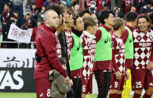 神戸対清水　清水に勝利しサポーターの前に整列するイニエスタ（左）ら神戸イレブン（撮影・加藤哉）