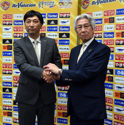 来季から仙台を指揮する木山新監督（左）と菊池社長（撮影・山田愛斗）