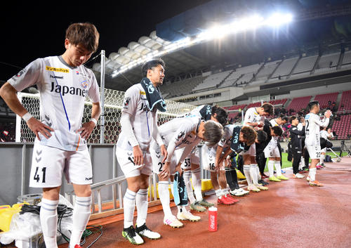 決勝進出を逃し肩を落とす長崎イレブン（撮影・横山健太）