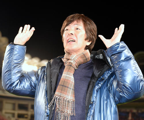 試合後、サポーターにあいさつする長崎・高田明社長（撮影・横山健太）