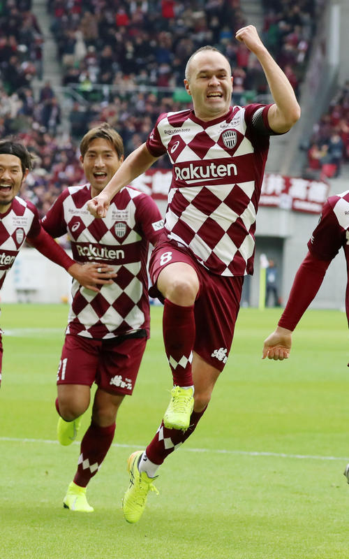 前半、先制ゴールを決めジャンプして喜ぶ神戸MFイニエスタ（右）（撮影・加藤哉）