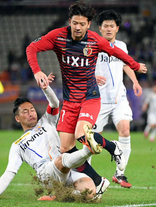 後半、長崎DF徳永のタックルをかわす鹿島MF白崎（撮影・たえ見朱実）