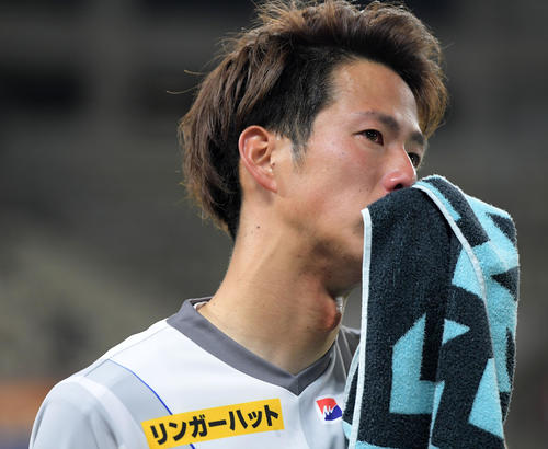 試合後、悔し涙を流す長崎DF鹿山（撮影・横山健太）