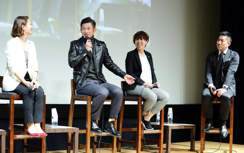和気あいあいとトークショーを繰り広げる、左から川上直子さん、三浦、岩清水、前園真聖氏（撮影・浅見桂子）