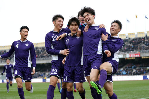 明大対桐蔭横浜大　延長前半、ゴールを決め、雄たけびを上げ、喜び合う明大DF蓮川（右から2人目）（撮影・狩俣裕三）