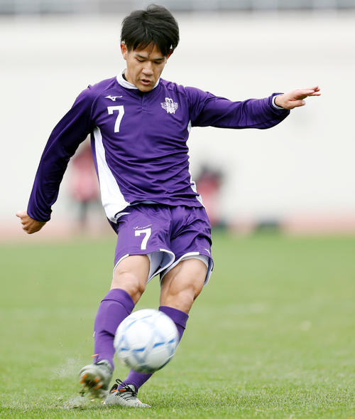 明大対桐蔭横浜大　前半、フリーキックでクロスを上げる明大MF中村（撮影・狩俣裕三）