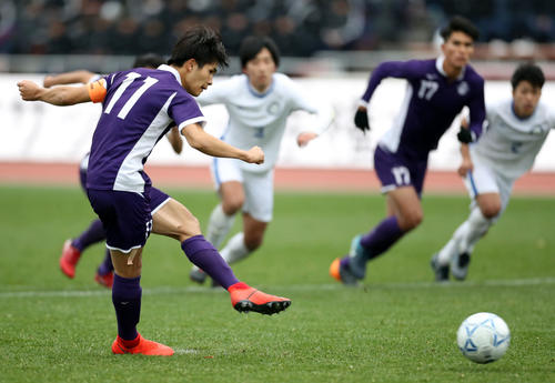 明大対桐蔭横浜大　延長前半、PKを決める明大FW佐藤亮（撮影・狩俣裕三）